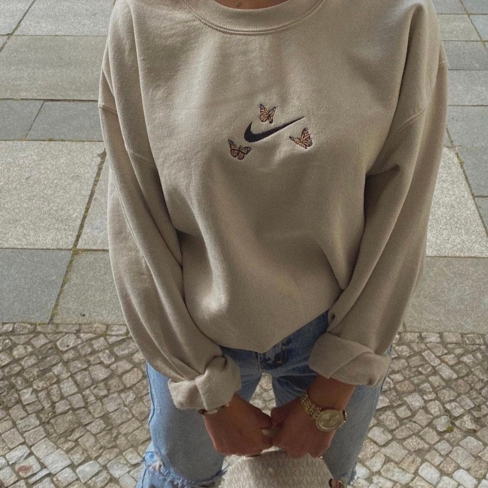Nike butterfly sweatshirt - Picture 2 of 4